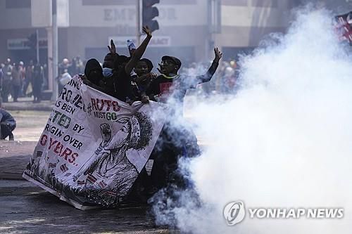 케냐 나이로비 증세반대 시위대[AP 연합뉴스 자료사진 재판매 및 DB 금지]