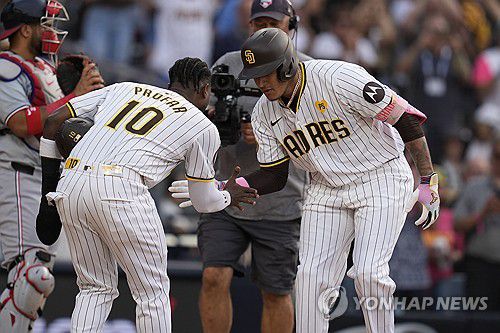 보란듯이 하이파이브하는 프로파르(왼쪽)와 마차도[AP=연합뉴스]