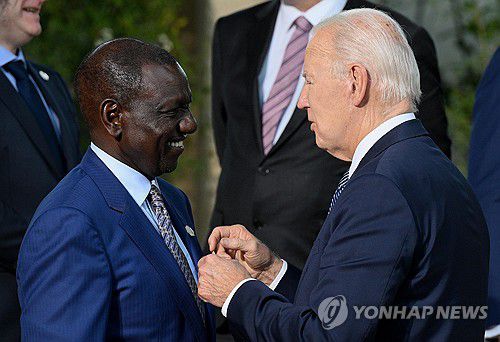 주요 7개국(G7) 정상회의에서 대화 중인 조 바이든 미국 대통령과 윌리엄 루토 케냐 대통령[EPA 연합뉴스자료사진. 재판매 및 DB 금지]