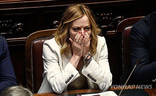 조르자 멜로니 총리(로마 EPA=연합뉴스) 조르자 멜로니 이탈리아 총리가 26일(현지시간) 로마에 있는 하원에서 두 손으로 얼굴을 감싸고 있다. 멜로니 총리는 27∼28일 벨기에 브뤼셀에서 열리는 EU 정상회의에 참석한다. 2024.06.26 photo@yna.co.kr