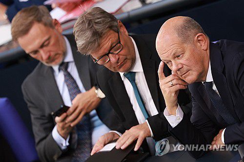 독일 신호등 연정(베를린 EPA=연합뉴스) 왼쪽부터 크리스티안 린트너 재무장관(FDP), 로베르트 하베크 경제기후보호장관(녹색당), 올라프 숄츠 총리(SPD). 2024.6.25