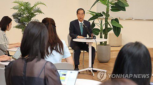 출입 기자 간담회서 발언하는 한덕수 총리(서울=연합뉴스) 최재구 기자 = 한덕수 국무총리가 26일 서울 종로구 정부서울청사 별관에서 열린 출입 기자 간담회에서 발언하고 있다.  2024.6.26 jjaeck9@yna.co.kr