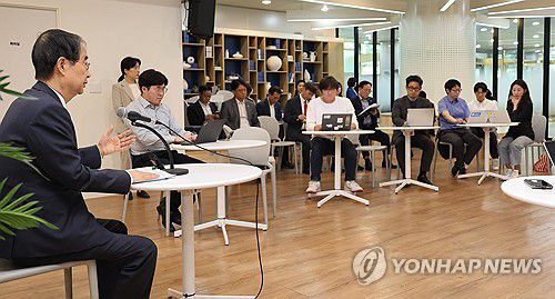 출입 기자 간담회tj 발언하는 한덕수 총리(서울=연합뉴스) 최재구 기자 = 한덕수 국무총리가 26일 서울 종로구 정부서울청사 별관에서 열린 출입기자 간담회에서 발언하고 있다. 2024.6.26 jjaeck9@yna.co.kr