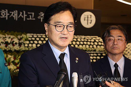 취재진 질문에 답하는 우원식 국회의장(화성=연합뉴스) 홍기원 기자 = 우원식 국회의장이 26일 경기도 화성시청에 설치된 서신면 리튬전지 공장 화재 추모 분향소를 찾아 헌화한 뒤 취재진 질문에 답하고 있다.     지난 24일 오전 10시 31분 화성시 서신면 전곡리 소재 일차전지 업체인 아리셀 공장에서 화재가 발생해 다수의 사상자가 발생했다. 2024.6.26 [공동취재] xanadu@yna.co.kr