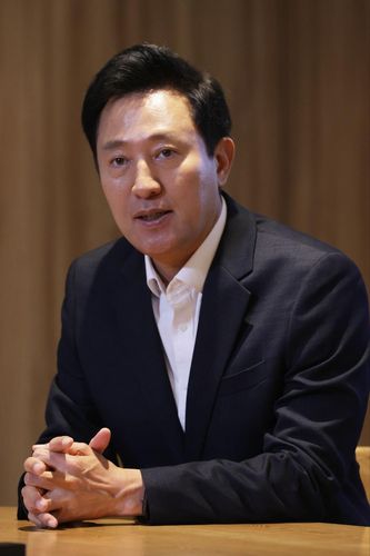 인터뷰하는 오세훈 서울시장(서울=연합뉴스) 강민지 기자 = 오세훈 서울시장이 서울시청 집무실에서 연합뉴스와 인터뷰를 하고 있다. 2024.6.27     mjkang@yna.co.kr