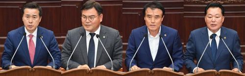 왼쪽부터 백수명·허동원·서희봉·박주언 위원장[경남도의회 제공. 재판매 및 DB 금지]