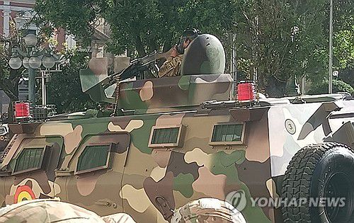 볼리비아 수도에 집결한 군[라파스 EPA=연합뉴스. 재판매 및 DB 금지]