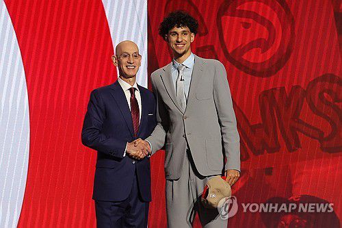 애덤 실버 NBA 커미셔너와 자카리 리자셰[Brad Penner-USA TODAY Sports/로이터=연합뉴스]