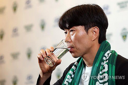 목 타는 김두현 전북 현대 신임 감독(춘천=연합뉴스) 이상학 기자 = 29일 오후 강원 춘천 더잭슨나인스호텔에서 프로축구 K리그1 전북 현대 김두현 신임 감독이 기자회견 도중 물을 마시고 있다. 2024.5.29 hak@yna.co.kr