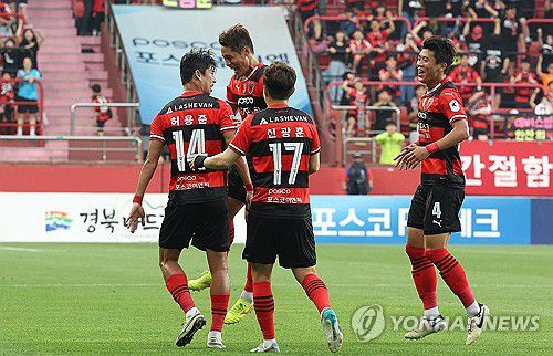 '봤지'(포항=연합뉴스) 윤관식 기자 = 15일 경북 포항스틸야드에서 열린 프로축구 하나은행 K리그1 2024 포항 스틸러스와 대전 하나 시티즌의 경기. 포항 허용준이 골을 넣고 동료들의 축하를 받고 있다. 2024.6.15 psik@yna.co.kr