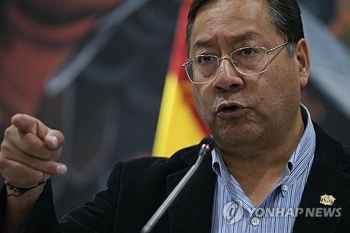 발언하는 루이스 아르세 볼리비아 대통령(라파스=AP 연합뉴스) 루이스 아르세 볼리비아 대통령이 27일(현지시간) 라파스에서 쿠데타에 대해 기자회견 하고 있다. 2024. 06. 27.