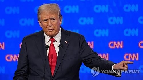 TV토론서 발언하는 트럼프 전 대통령[AP=연합뉴스]