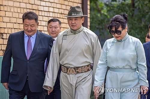 투표하는 오흐나 후렐수흐 몽골 대통령 [ AFP=연합뉴스]