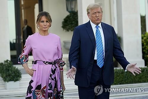 4월 플로리다 팜비치에서 열린 공화당 모금 행사에 함께 참석한 트럼프 전 대통령 부부 [AP 연합뉴스 자료사진. 재판매 및 DB 금지]