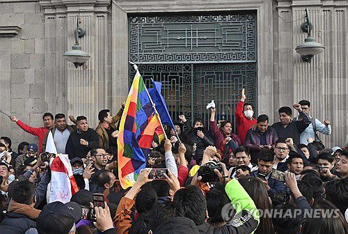 철군 후 대통령궁 앞에서 환호하는 아르세 대통령 지지자들[라파스 AFP=연합뉴스. 재판매 및 DB 금지]