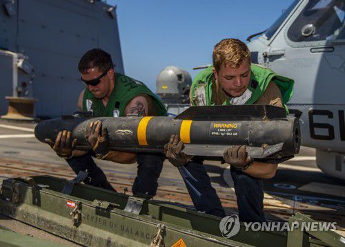 헬파이어 미사일을 운반하는 미 해군 병사들[EPA 연합뉴스 자료사진. 재판매 및 DB 금지] ※ 해당기사와 직접적 관련 없음.