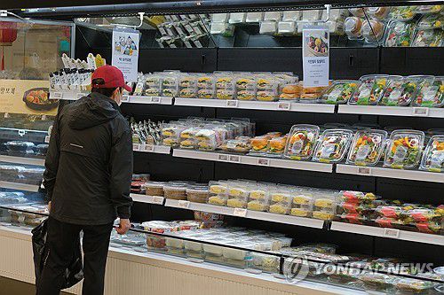 런치플레이션에 대형마트 간편식사 매출 '쑥'(서울=연합뉴스) 류효림 기자 = 고물가로 '런치플레이션'(점심값 인플레이션)에 시달리는 직장인들이 늘면서 식당보다 가격이 저렴한 인근 대형마트 김밥이나 샌드위치를 찾는 발길이 많아지고 있다. 7일 유통업계에 따르면 지난 1∼5월 이마트의 김밥, 샌드위치 등 간편식사류 매출은 지난해 같은 기간보다 12% 증가했다. 사진은 이날 서울 영등포구 이마트 영등포점에 간편식 판매대 모습. 2024.6.7 ryousanta@yna.co.kr