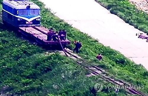 철도레일 제거 작업 중인 북한군[합참 제공. 재판매 및 DB 금지