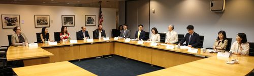 28일 미국 로스앤젤레스에서 배우조합 관계자들과 이야기하는 유인촌 문체부 장관 [문화체육관광부 제공. 재판매 및 DB 금지]