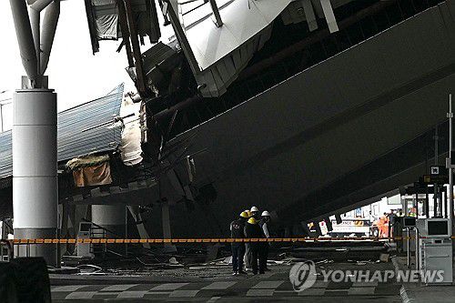폭우에 붕괴된 뉴델리 공항 시설[AFP 연합뉴스 자료사진. 재판매 및 DB 금지]