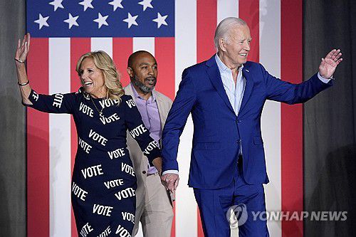 조 바이든 미국 대통령(오른쪽)과 영부인 질 바이든 여사(노스캐롤라이나 AP=연합뉴스) 28일(현지시간) 노스캐롤라이나주 유세 현장에 등장한 바이든 대통령 부부. 2024.06.30