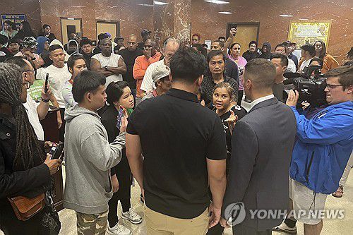 美경찰 총격으로 사망한 미얀마 난민 소년들 가족(AP=연합뉴스) 마이클 갈리메 미국 뉴욕주 유티카 시장(회색 양복)이 29일(현지시간) 기자회견에서 전날 경찰관 총격에 사망한 13세 미얀마 난민 소년의 가족들과 이야기를 나누고 있다. 경찰관은 소년이 권총을 들고 있다고 생각해 총을 쐈으나 추후 모형 권총으로 확인다.[Kenny Lacy Jr./Syracuse.com 제공]