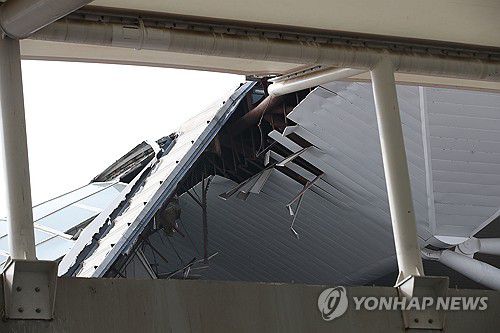 지난 28일 폭우에 파손된 인도 뉴델리 공항 시설[EPA 연합뉴스 자료사진. 재판매 및 DB 금지]