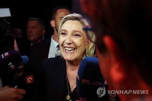 승리의 미소(파리 로이터=연합뉴스) 마린 르펜 RN 의원이 30일(현지시간) 총선 1차 투표 출구조사 결과 이후 환하게 웃고 있다. 2024. 06. 30.