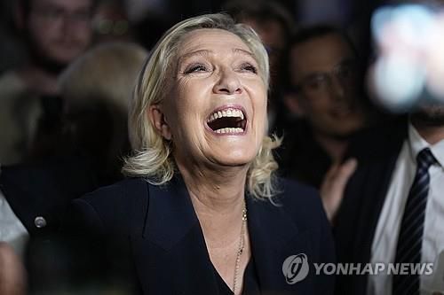 환호하는 마린 르펜(파리 AP=연합뉴스) 프랑스 극우 정당 국민연합(RN)의 마린 르펜 의원이 30일(현지시간) 총선 1차 투표의 출구조사 결과 1위를 차지한 것으로 나오자 기뻐하고 있다. 2024.06.30.