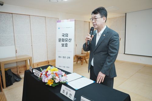인사말하는 최응천 국가유산청장    (서울=연합뉴스) 최응천 국가유산청장이 1일 오전 서울 종로구 경복궁 흥복전에서 개최된 스마일게이트 RPG와의 국가유산지킴이 협약식에 참석해 인사말을 하고 있다. [국가유산청 제공. 재판매 및 DB 금지]