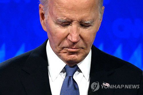 대선토론 도중 고개를 숙이고 있는 조 바이든 미국 대통령[AFP=연합뉴스]