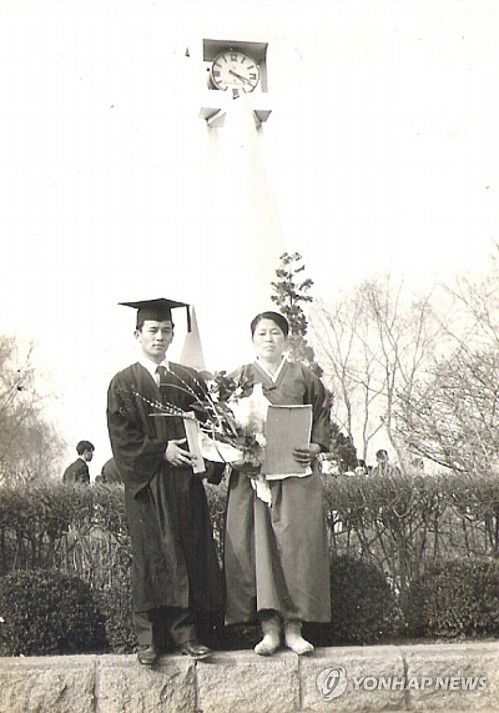 대학 졸업식에서 김홍신과 어머니[본인 제공]