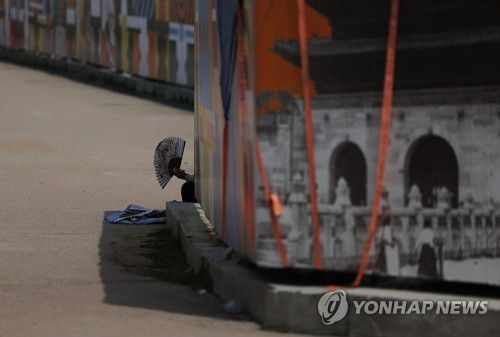 '이 부채로 더위를..'[연합뉴스 자료사진]. 2023.8.2 hama@yna.co.kr