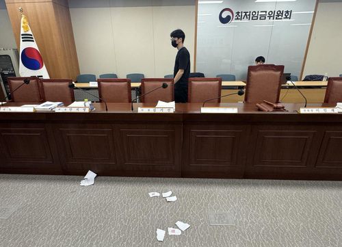 찢겨진 최저임금위원회 투표용지(세종=연합뉴스) 고미혜 기자 = 2일 최저임금위원회 7차 전원회의가 열린 정부세종청사 최저임금위원회 전원회의장 바닥에 일부 근로자위원들이 찢은 투표용지가 떨어져 있다. 2024.7.2.