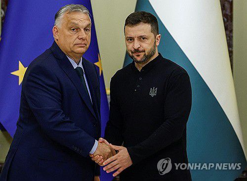 (키이우 로이터=연합뉴스) 오르반 빅토르 헝가리 총리(왼쪽)와 볼로디미르 젤렌스키 우크라이나 대통령이 2일(현지시간) 키이우 대통령궁에서 악수하고 있다. 2024.7.2