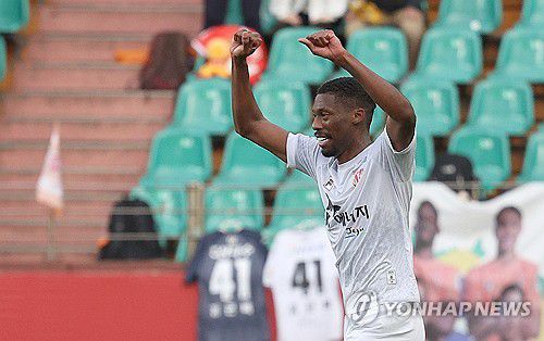 이탈로(포항=연합뉴스) 윤관식 기자 = 12일 경북 포항스틸야드에서 열린 프로축구 하나은행 K리그1 2024 포항 스틸러스와 제주 유나이티드의 경기. 제주 이탈로가 동점 골을 넣고 세리머니하고 있다. 2024.5.12 psik@yna.co.kr