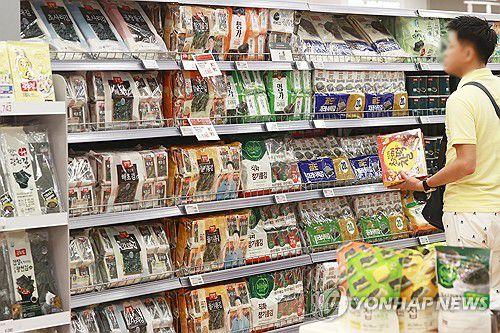 지난달 김 물가 17.8% 올라…6년 4개월 만의 최고(서울=연합뉴스) 진연수 기자 = 지난달 김 물가가 6년 4개월 만에 가장 큰 폭으로 오른 것으로 나타났다. 5일 통계청 국가통계포털에 따르면 지난달 김 물가는 지난해 같은 달 보다 17.8% 올라 2018년 1월(19.3%) 이후 상승률이 6년 4개월 만에 가장 높았다. 사진은 이날 서울 시내 한 대형마트에서 김 제품을 살펴보는 시민. 2024.6.5 jin90@yna.co.kr