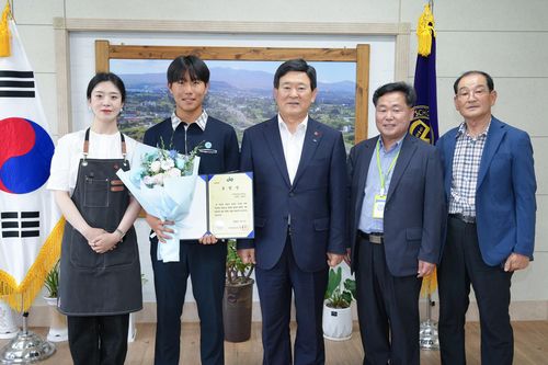 거동 불편한 할머니 도운 고교생에 교육감 표창[제주도교육청 제공. 재판매 및 DB 금지]