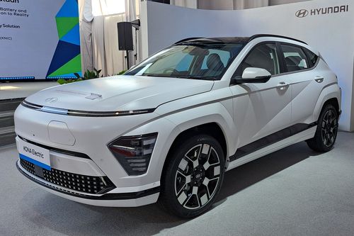 현대 디 올 뉴 코나 일렉트릭 (카라왕[인도네시아]=연합뉴스) 박의래 특파원 = 3일(현지시간) 인도네시아 카라왕 HLI그린파워 공장에 전시된 현대차 '디 올 뉴 코나 일렉트릭'. 인도네시아 현대차 공장에서 생산됐으며 현대차그룹과 LG에너지솔루션의 합작공장 'HLI그린파워'에서 생산된 배터리를 탑재했다. 2024.7.3. laecorp@yna.co.kr