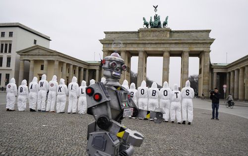 2019년 독일에서 열린 '킬러 로봇' 금지 촉구 시위 [EPA 연합뉴스 자료사진]