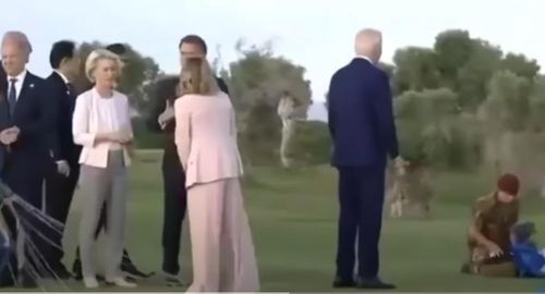 G7 단체사진 행사에서 혼자 뒤돌아선 바이든 대통령[유튜브 캡처. 재판매 및 DB 금지]