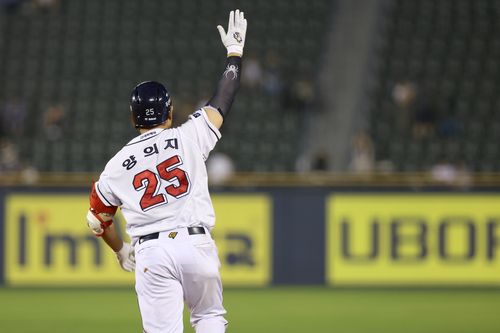 양의지, 쐐기 만루포(서울=연합뉴스) 두산 양의지가 3일 서울시 잠실구장에서 열린 프로야구 롯데와의 홈 경기, 8회말 쐐기 만루 홈런을 친 뒤 세리머니를 펼치고 있다. [두산 베어스 제공. 재판매 및 DB금지]