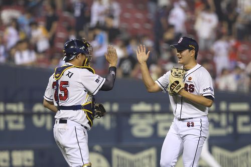 두산 포수 양의지(왼쪽)와 마무리 김택연[두산 베어스 제공. 재판매 및 DB금지]