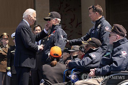 고령의 참전용사들 만나는 바이든 [AP 연합뉴스 자료사진. 재판매 및 DB 금지]