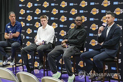 기자회견 하는 브로니 제임스(오른쪽에서 두 번째)[AP=연합뉴스]