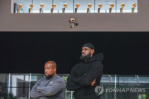 아들의 기자회견을 지켜보는 르브론 제임스(오른쪽)[AP=연합뉴스]
