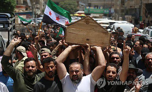 反튀르키예 도중 숨진 시리아 주민 장례식(EPA=연합뉴스) 2일(현지시간) 시리아 알레포 외곽의 한 마을에서 주민들이 튀르키예 반대 시위 도중 숨진 이의 시신이 든 관을 들고 행진 중이다. 2024.7.3 dk@yna.co.kr