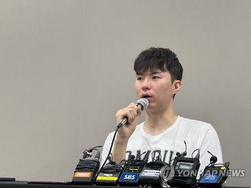 기자회견 하는 이현중(서울=연합뉴스) 프로농구 선수 이현중이 2일 서울 서초구 힐튼 가든 인 서울 강남에서 열린 출국 전 기자회견에서 발언하고 있다. 2023.8.2 [A2G 제공. 재판매 및 DB 금지] photo@yna.co.kr