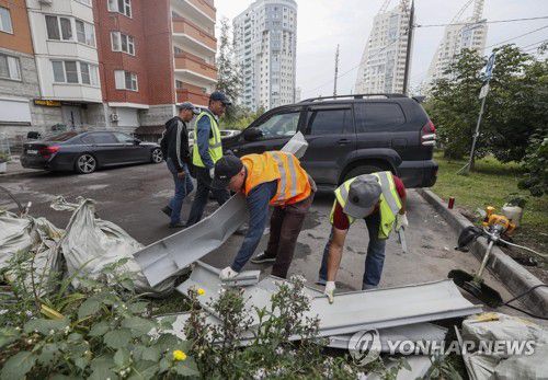우크라 드론 공격 잔해 수거하는 러 일꾼들(크라스노고르스크[러시아] EPA=연합뉴스) 러시아 당국이 22일(현지시간) 수도 모스크바와 서부 지역에서 우크라이나 드론(무인기) 4대를 요격했다고 밝힌 가운데 모스크바 지역 크라스노고르스크 지방당국의 일꾼들이 드론 공격의 잔해를 수거하고 있다. 이번 공격으로 모스크바 외곽의 공항이 일시 폐쇄됐으나 사상자는 없는 것으로 알려졌다. 2023.08.22 besthope@yna.co.kr
