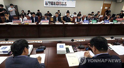 최저임금 '구분 적용'과'적용 확대'(세종=연합뉴스) 배재만 기자 = 2일 오후 정부세종청사 최저임금위원회 회의실에서 열린 제7차 전원회의에서 사용자위원 측은 '최저임금의 구분적용 시행'을 요구하고 있고(왼쪽) 나란히 자리한 근로자위원 측은 '최저임금의 적용대상 확대'를 주장하고 있다. 2024.7.2 scoop@yna.co.kr